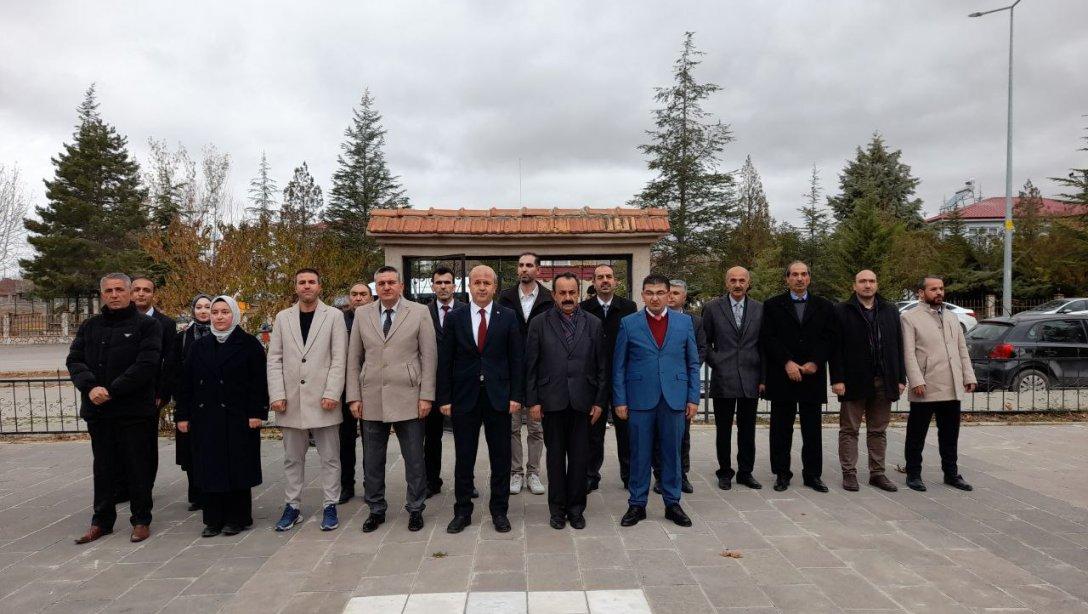 24 KASIM ÖĞRETMENLER GÜNÜ DOLAYISIYLA ÇELENK SUNMA TÖRENİ GERÇEKLEŞTİRİLDİ